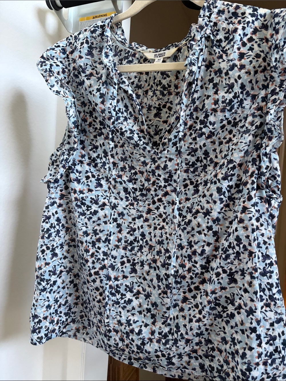 BB Dakota Blue Floral V-Neck Flutter Sleeve Blouse